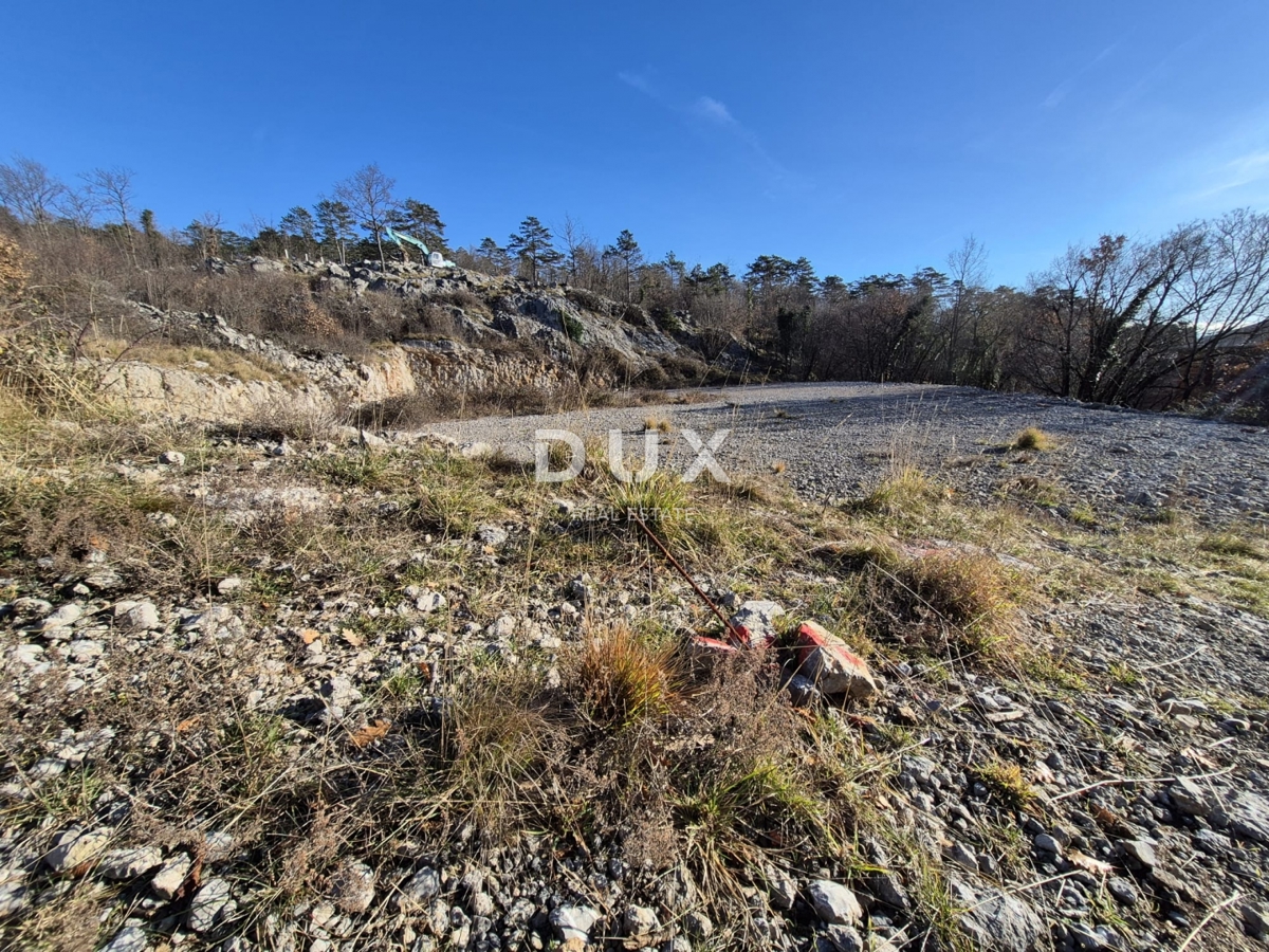 KLANA, ŠKALNICA - Terreno edificabile con vista mare. OCCASIONE DI INVESTIMENTO!