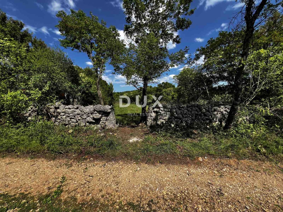 ISOLA DI KRK, GARICA - Terreno agricolo edificabile, configurazione pianeggiante, ideale per una villa di lusso con piscina