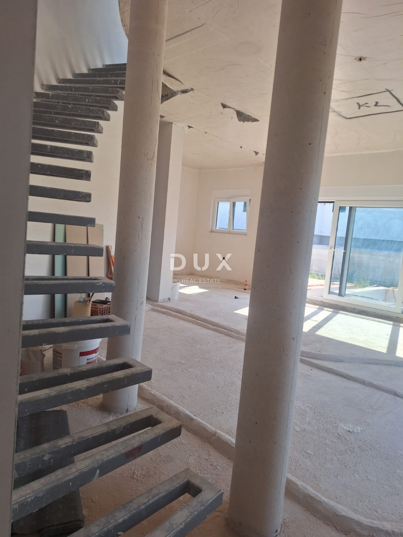 ŠIBENIK, VODICE – Villa moderna indipendente con piscina in costruzione