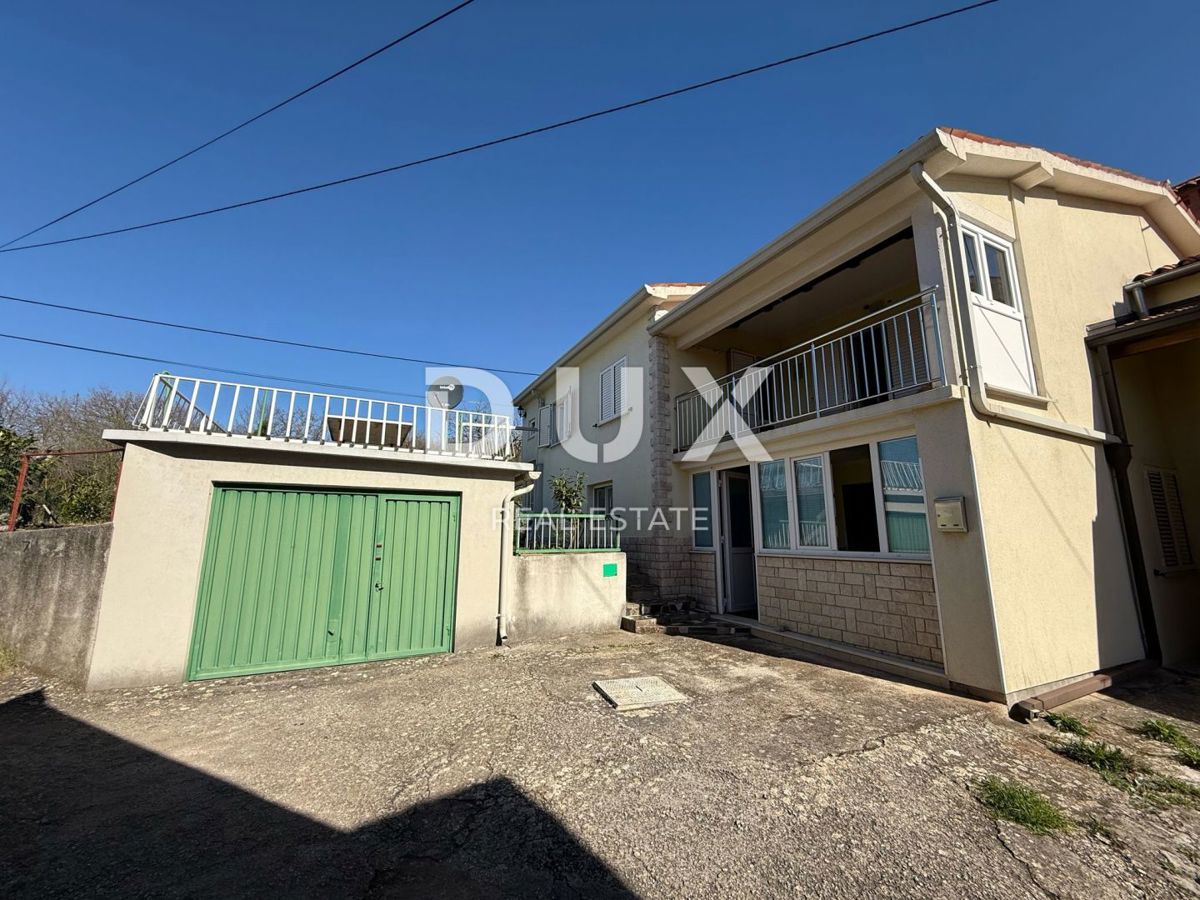 ISTRIA, LABIN - Casa con due appartamenti con ampie terrazze, garage e camino con galleria nelle immediate vicinanze del centro