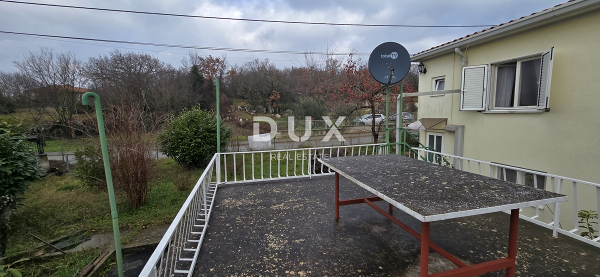 ISTRIA, LABIN - Casa con due appartamenti con ampie terrazze, garage e camino con galleria nelle immediate vicinanze del centro