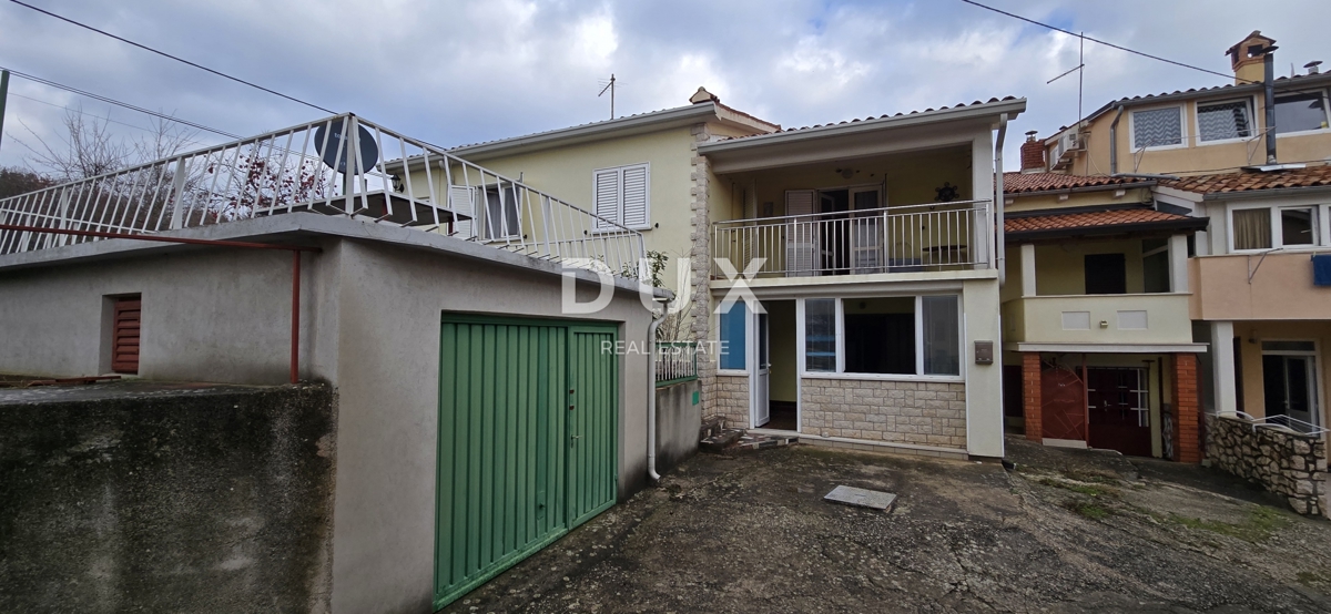 ISTRIA, LABIN - Casa con due appartamenti con ampie terrazze, garage e camino con galleria nelle immediate vicinanze del centro