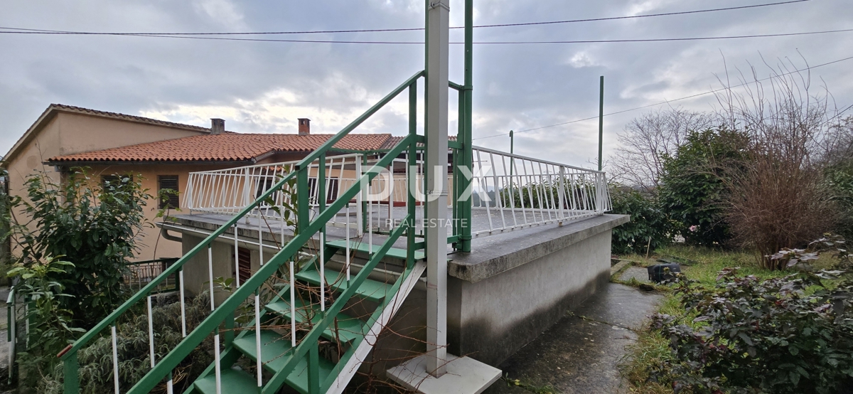 ISTRIA, LABIN - Casa con due appartamenti con ampie terrazze, garage e camino con galleria nelle immediate vicinanze del centro