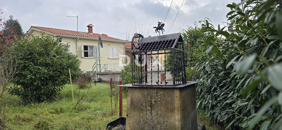 ISTRIA, LABIN - Casa con due appartamenti con ampie terrazze, garage e camino con galleria nelle immediate vicinanze del centro