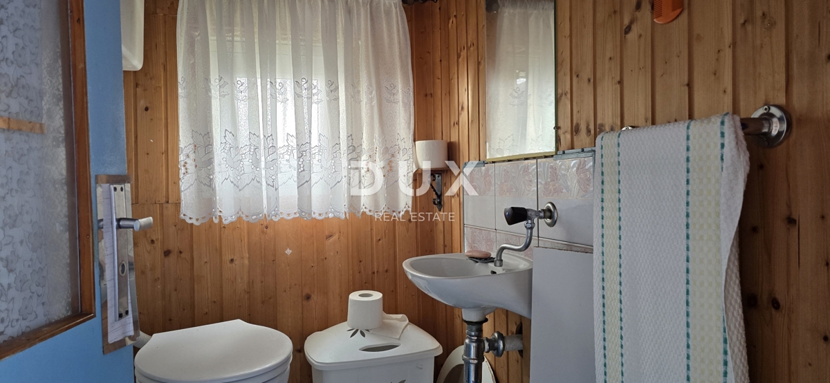 ISTRIA, LABIN - Casa con due appartamenti con ampie terrazze, garage e camino con galleria nelle immediate vicinanze del centro