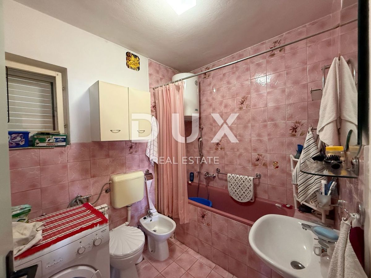 ISTRIA, LABIN - Casa con due appartamenti con ampie terrazze, garage e camino con galleria nelle immediate vicinanze del centro