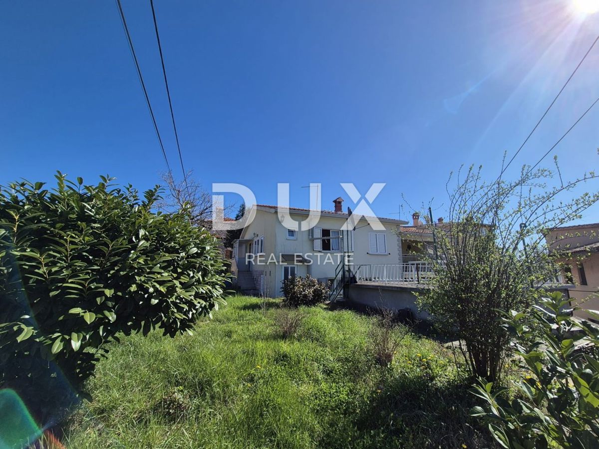ISTRIA, LABIN - Casa con due appartamenti con ampie terrazze, garage e camino con galleria nelle immediate vicinanze del centro