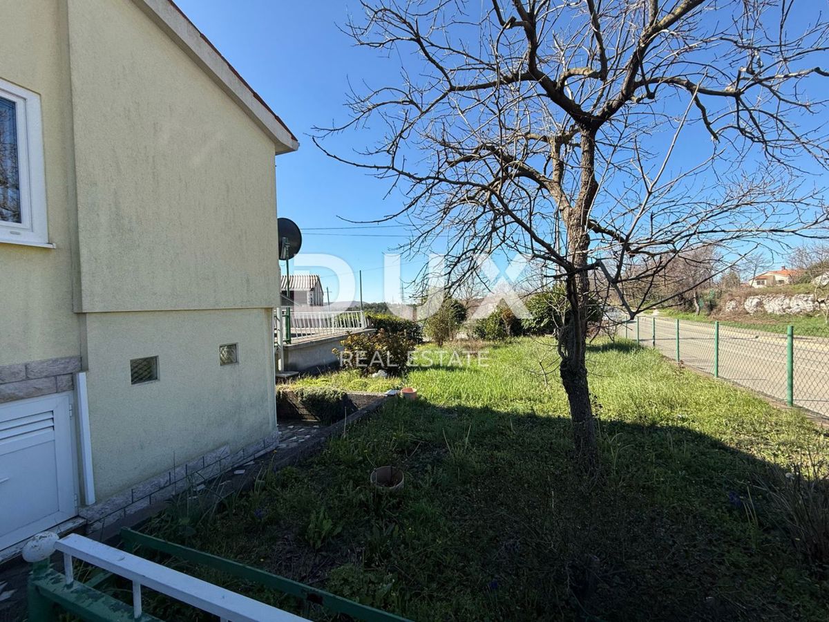 ISTRIA, LABIN - Casa con due appartamenti con ampie terrazze, garage e camino con galleria nelle immediate vicinanze del centro