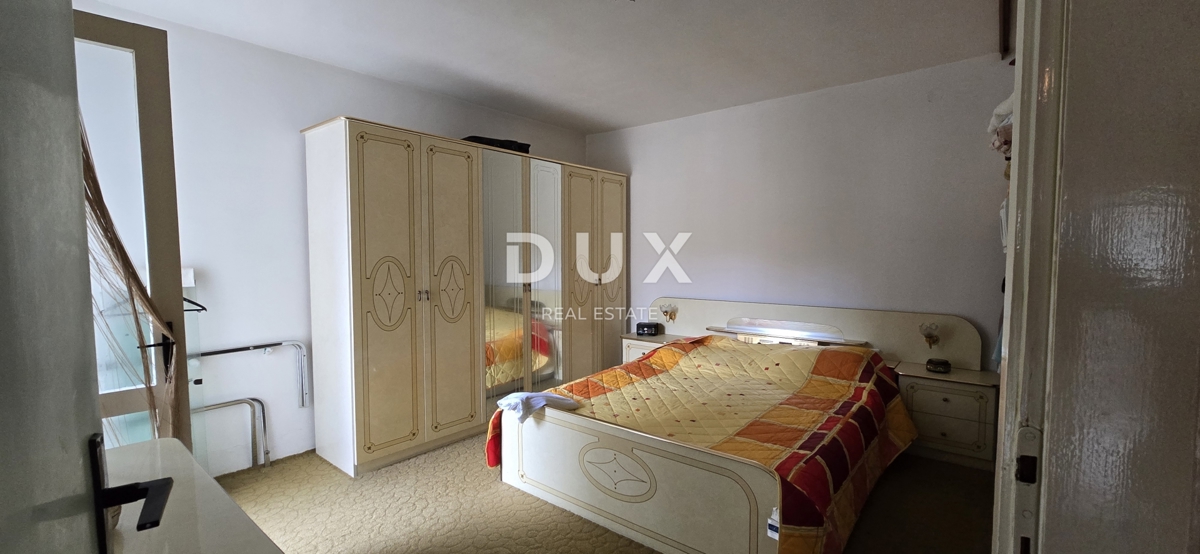 ISTRIA, LABIN - Casa con due appartamenti con ampie terrazze, garage e camino con galleria nelle immediate vicinanze del centro