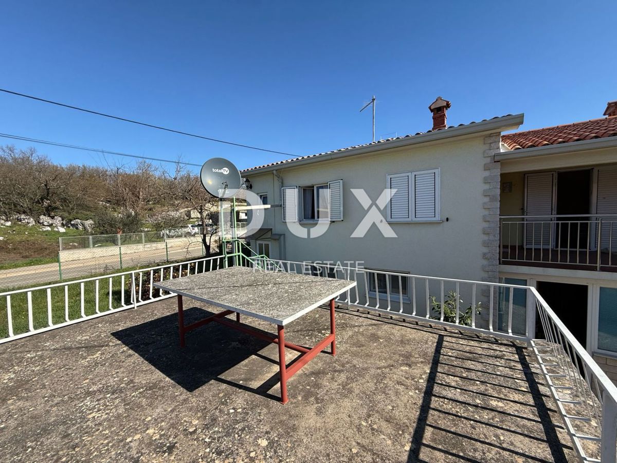 ISTRIA, LABIN - Casa con due appartamenti con ampie terrazze, garage e camino con galleria nelle immediate vicinanze del centro