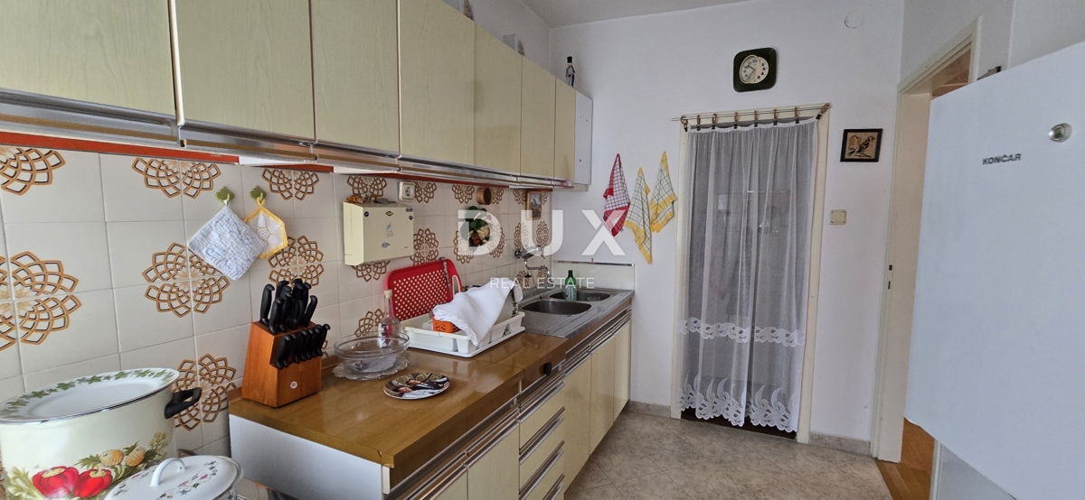 ISTRIA, LABIN - Casa con due appartamenti con ampie terrazze, garage e camino con galleria nelle immediate vicinanze del centro