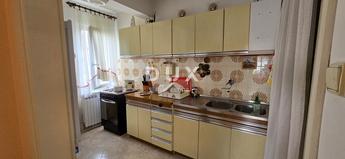 ISTRIA, LABIN - Casa con due appartamenti con ampie terrazze, garage e camino con galleria nelle immediate vicinanze del centro