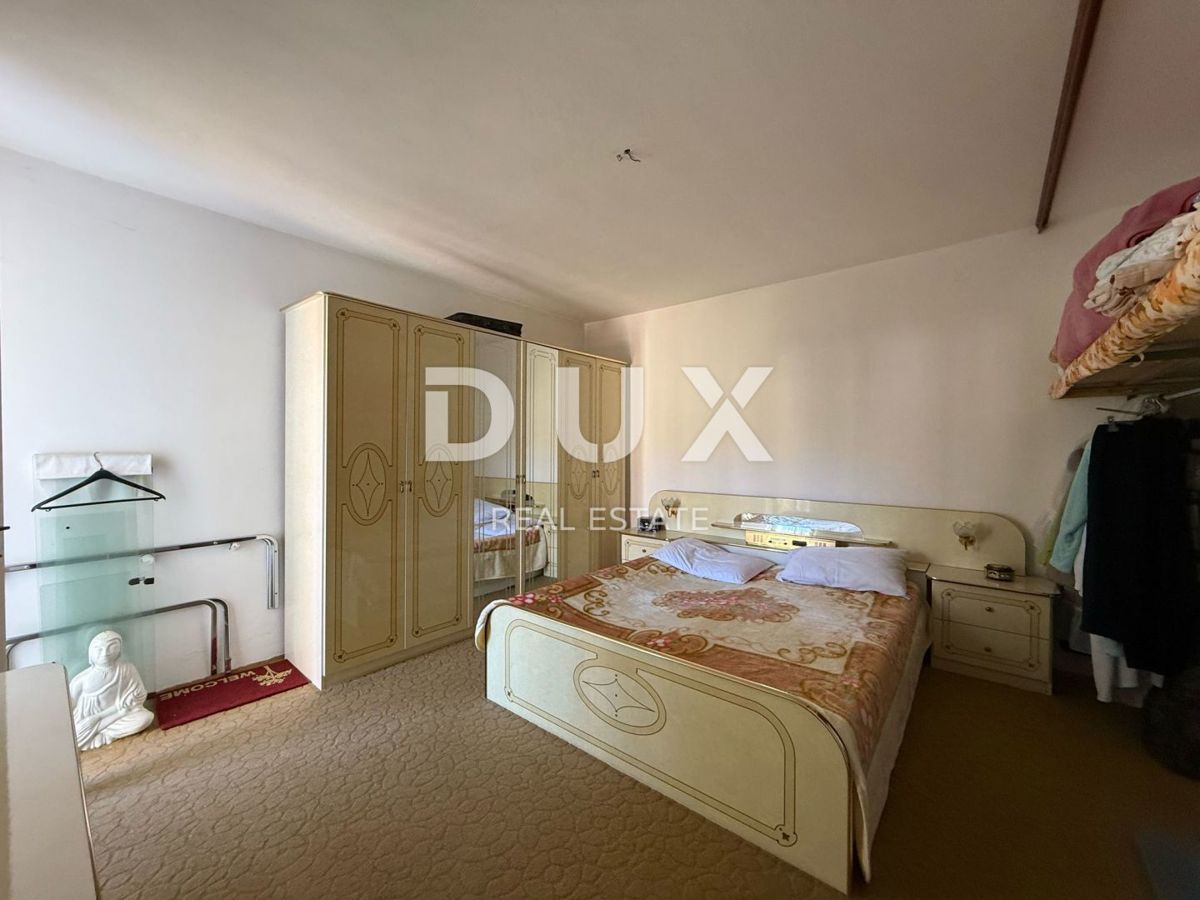 ISTRIA, LABIN - Casa con due appartamenti con ampie terrazze, garage e camino con galleria nelle immediate vicinanze del centro