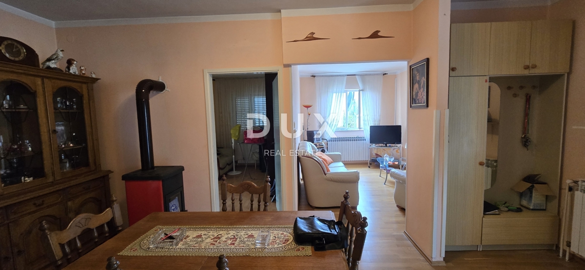 ISTRIA, LABIN - Casa con due appartamenti con ampie terrazze, garage e camino con galleria nelle immediate vicinanze del centro