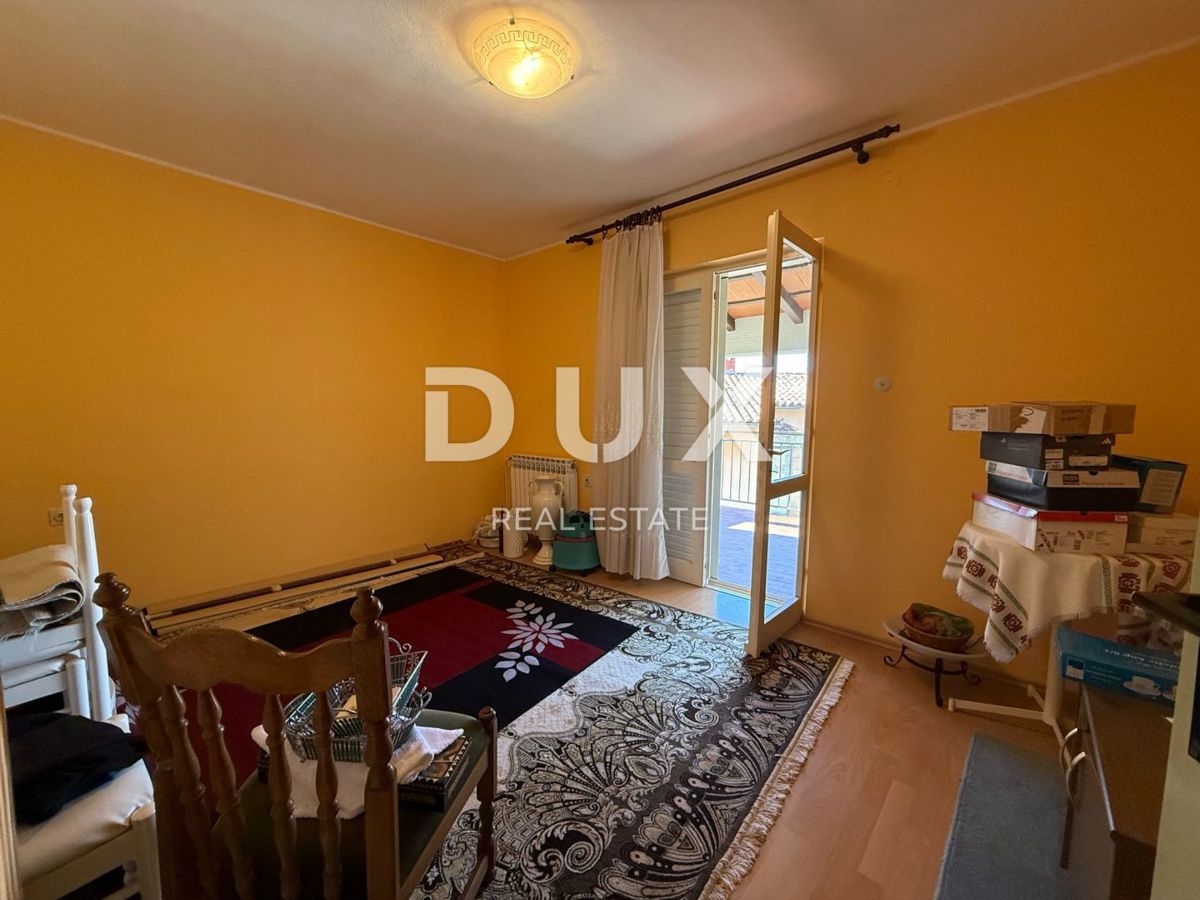 ISTRIA, LABIN - Casa con due appartamenti con ampie terrazze, garage e camino con galleria nelle immediate vicinanze del centro