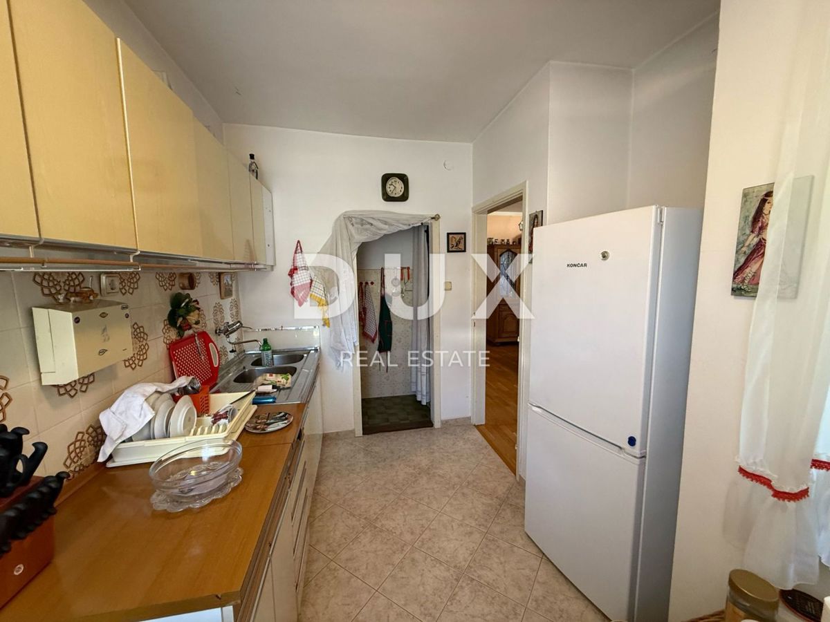 ISTRIA, LABIN - Casa con due appartamenti con ampie terrazze, garage e camino con galleria nelle immediate vicinanze del centro