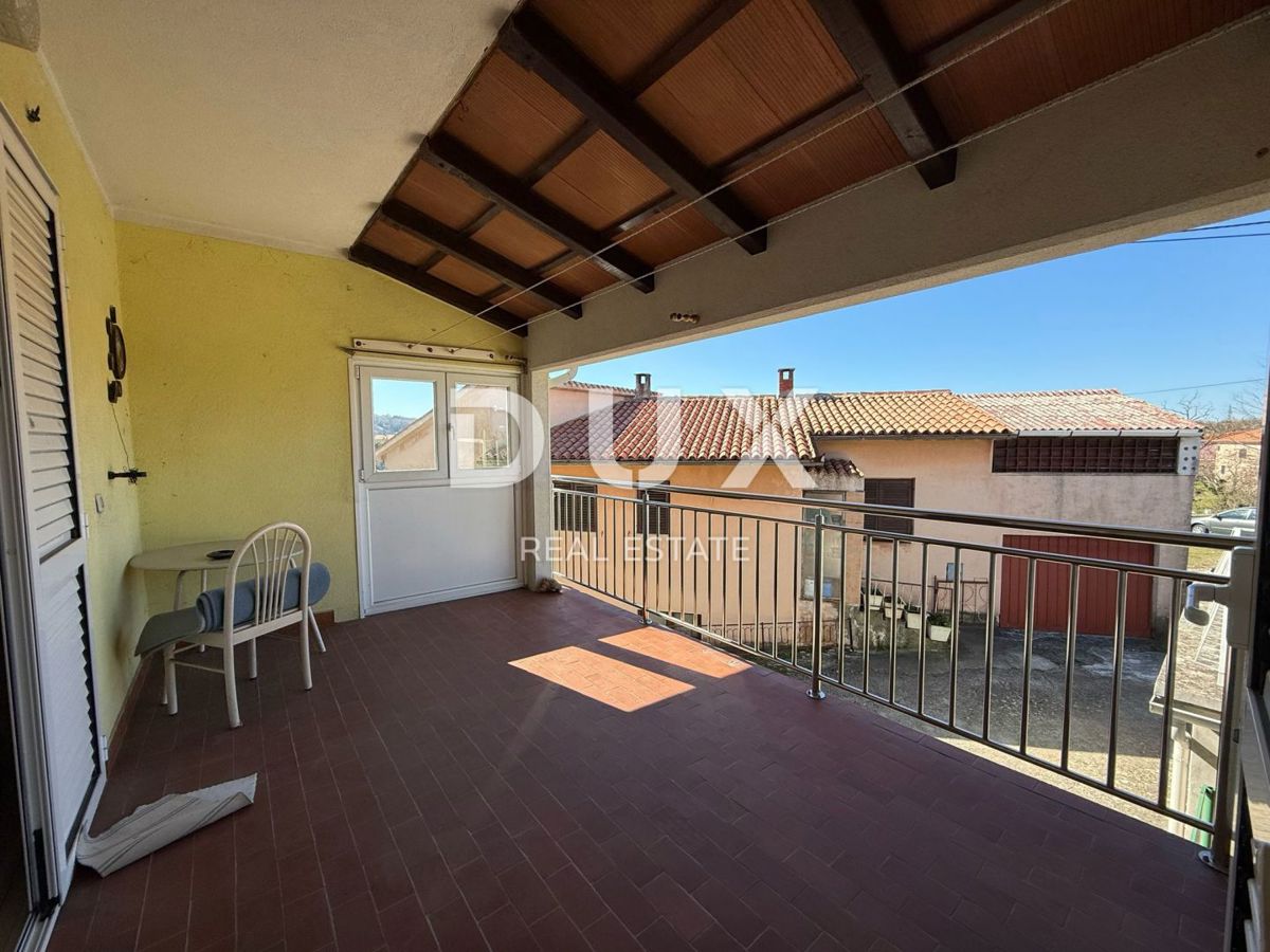 ISTRIA, LABIN - Casa con due appartamenti con ampie terrazze, garage e camino con galleria nelle immediate vicinanze del centro