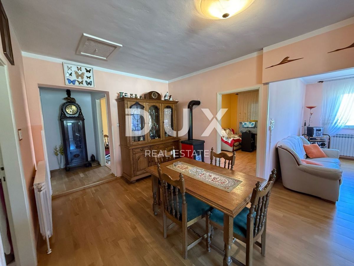 ISTRIA, LABIN - Casa con due appartamenti con ampie terrazze, garage e camino con galleria nelle immediate vicinanze del centro