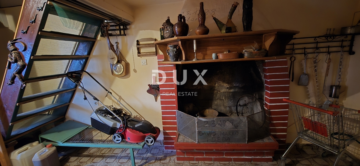 ISTRIA, LABIN - Casa con due appartamenti con ampie terrazze, garage e camino con galleria nelle immediate vicinanze del centro