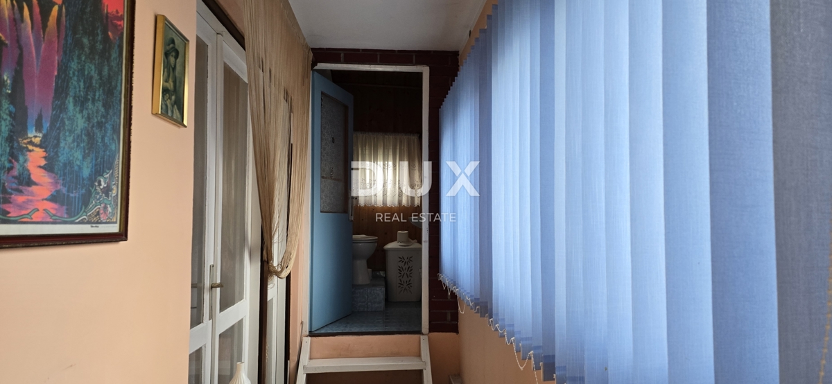 ISTRIA, LABIN - Casa con due appartamenti con ampie terrazze, garage e camino con galleria nelle immediate vicinanze del centro