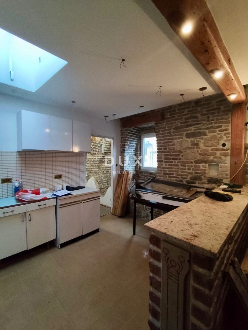 RIJEKA, CENTRO - OTTIMA OPPORTUNITÀ DI INVESTIMENTO con ristrutturazione iniziata