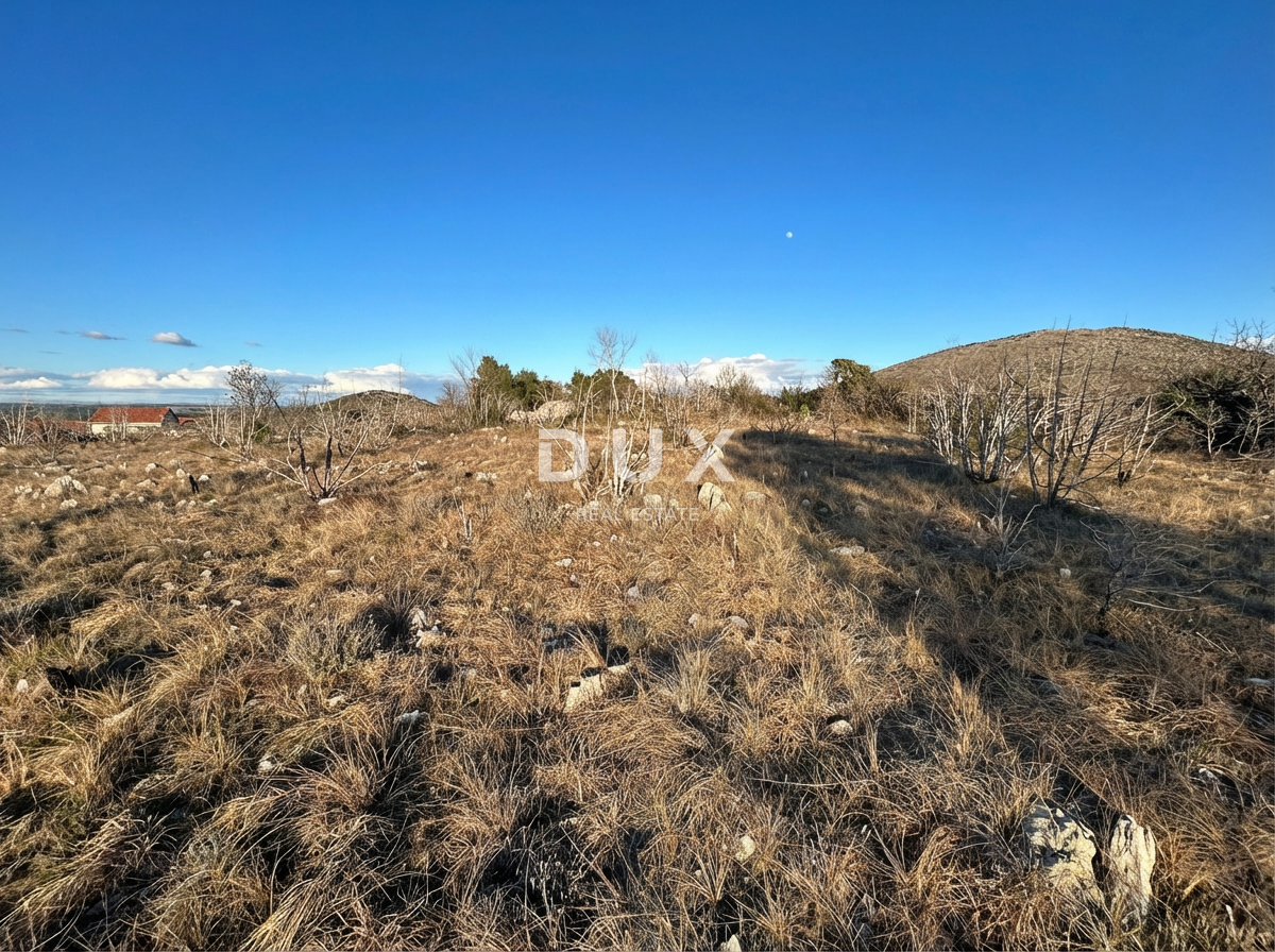 ŠIBENIK, BILICE – Terreno edificabile con vista su Prokljan, 970m2