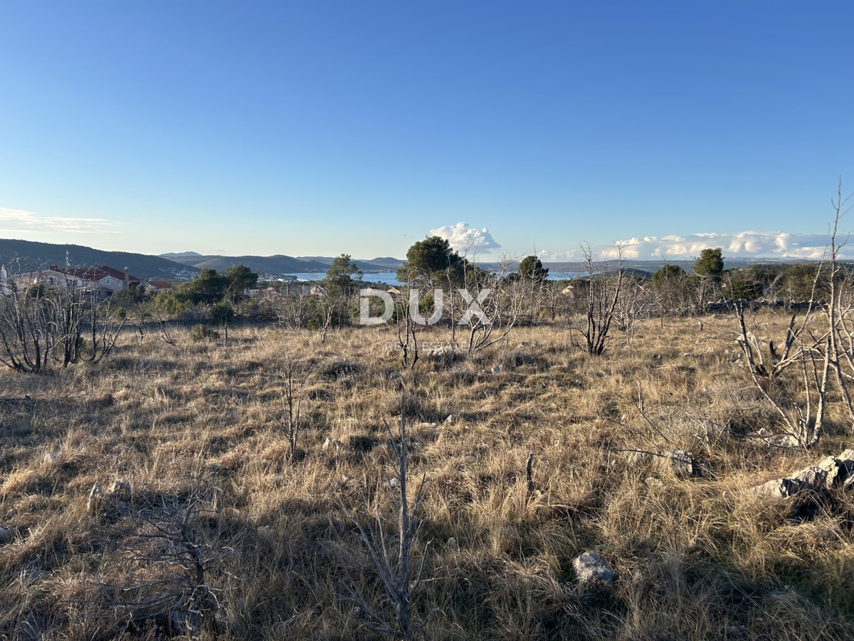 ŠIBENIK, BILICE – Terreno edificabile con vista su Prokljan, 970m2