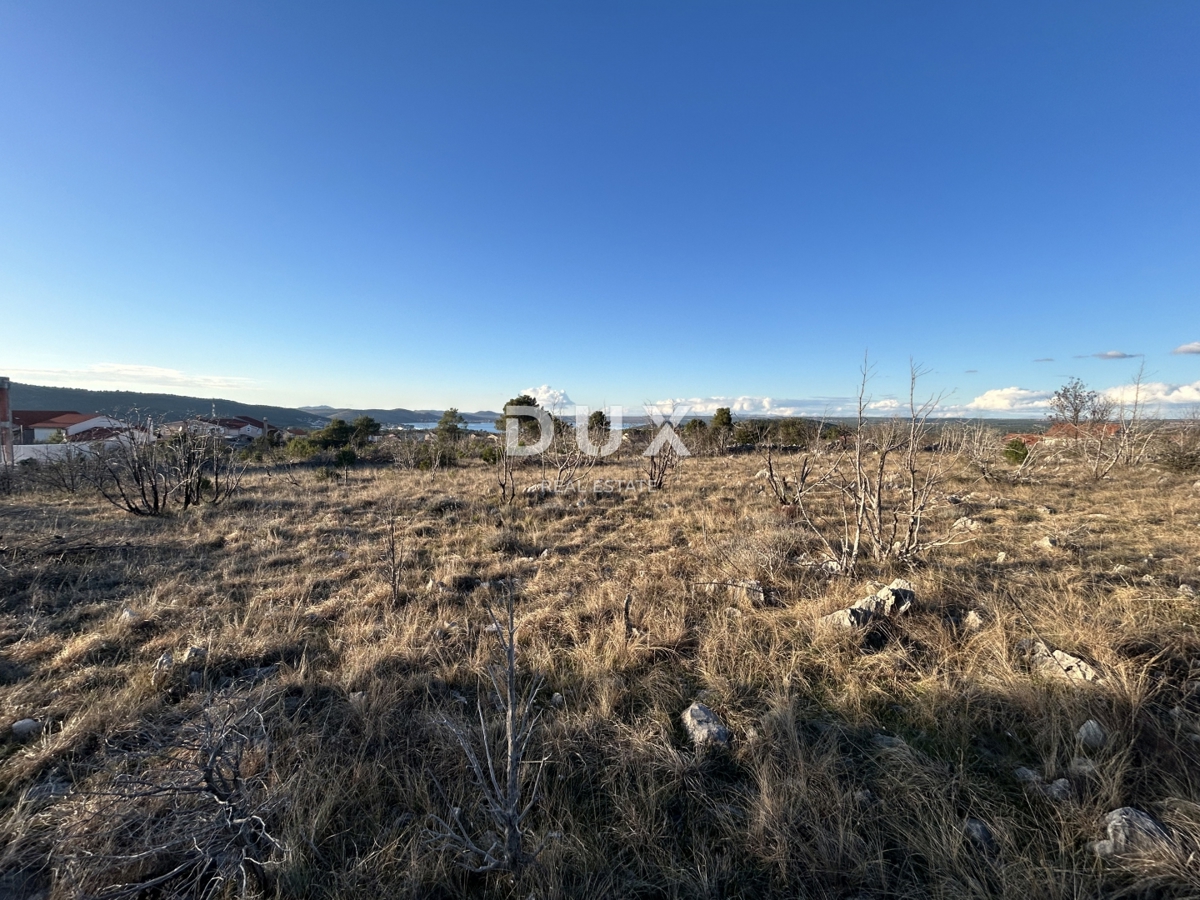 ŠIBENIK, BILICE – Terreno edificabile con vista su Prokljan, 970m2