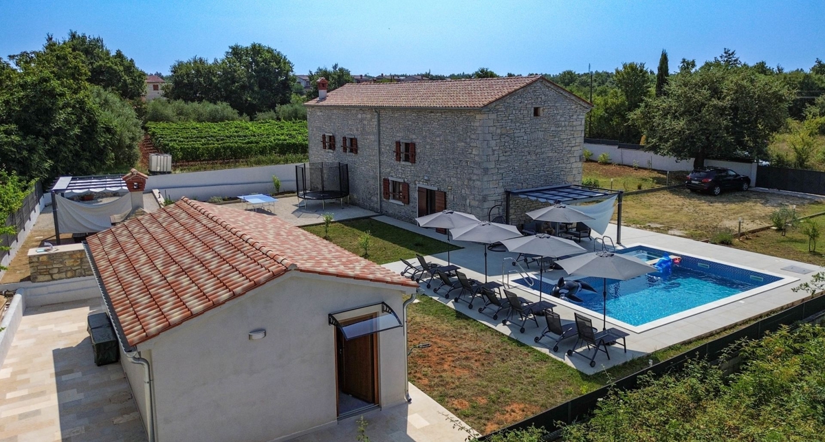 ISTRIA, SVETVINČENAT - Casa in pietra indigena ristrutturata con piscina