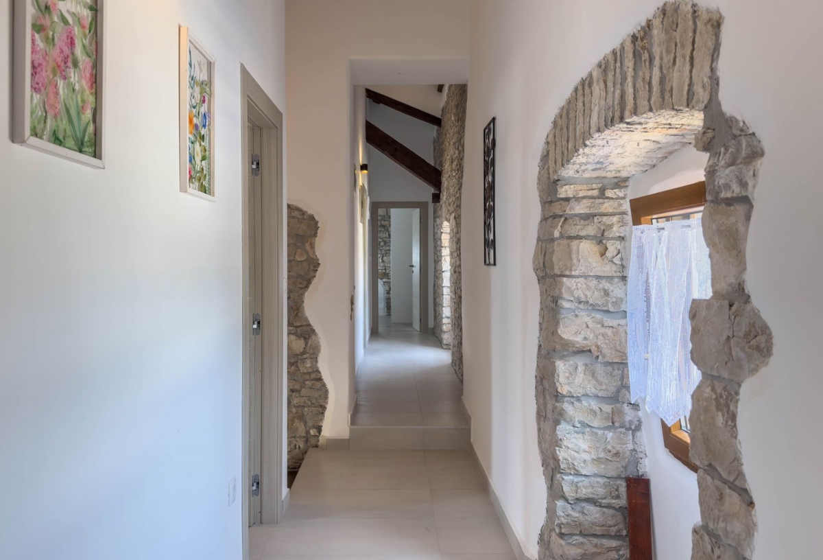 ISTRIA, SVETVINČENAT - Casa in pietra indigena ristrutturata con piscina