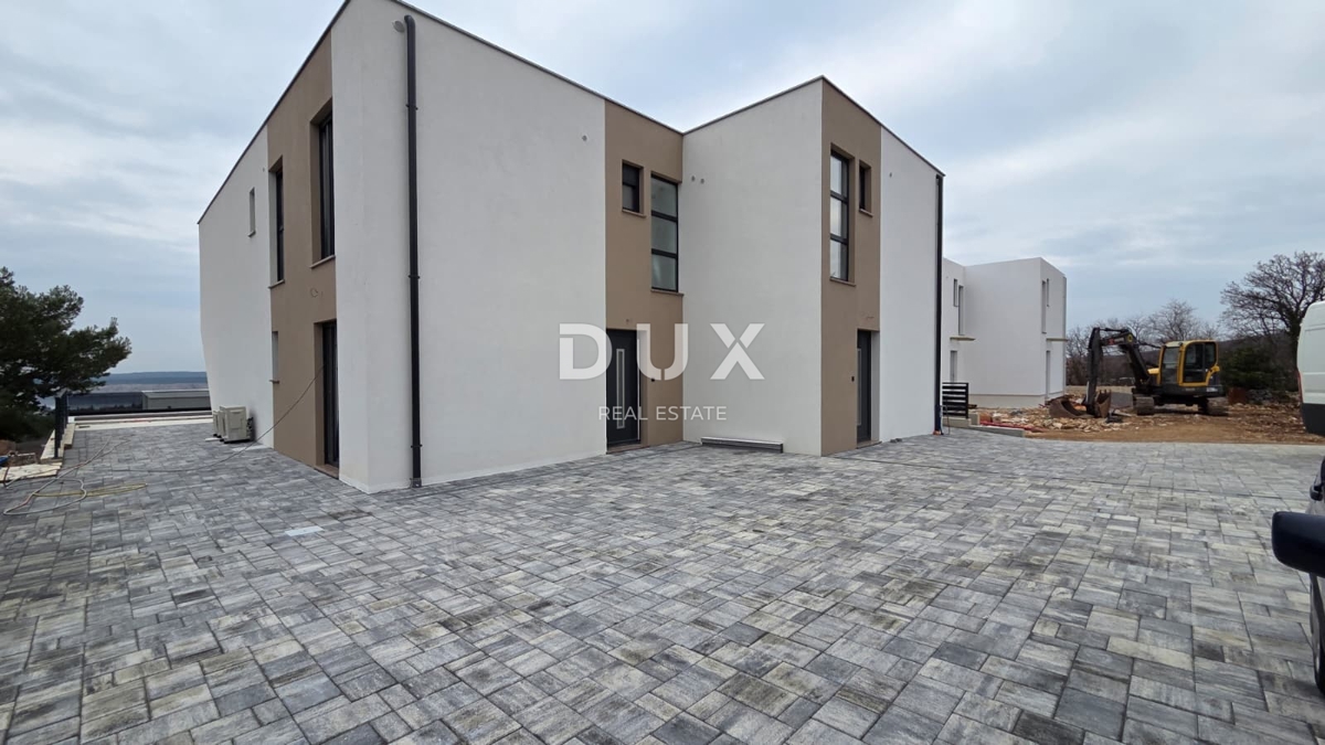 CRIKVENICA, JADRANOVO - lussuosa casa bifamiliare con piscina, 143m2