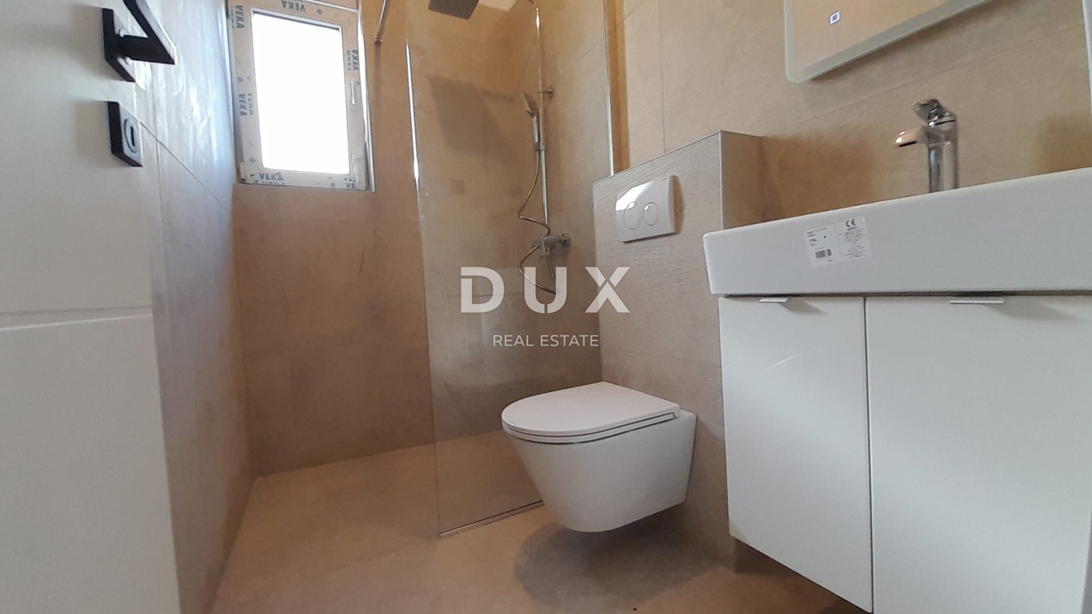 CRIKVENICA, JADRANOVO - lussuosa casa bifamiliare con piscina, 143m2