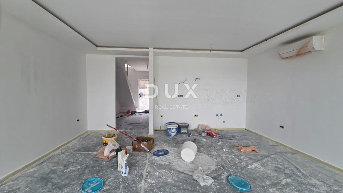 CRIKVENICA, JADRANOVO - lussuosa casa bifamiliare con piscina, 143m2