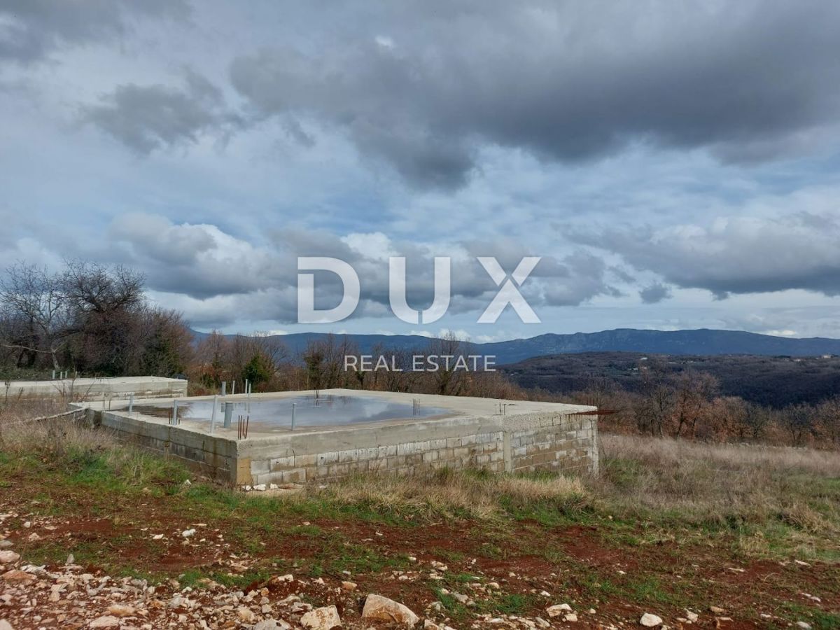 ISTRIA, PEDANA - Terreno con costruzione di due case, ai margini del villaggio, vista sulla natura