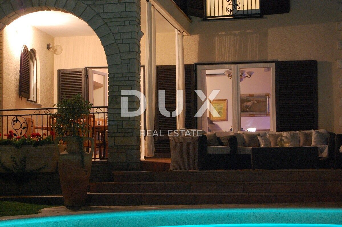 ISTRIA, UMAG - Villa unica con piscina, prima fila sul mare