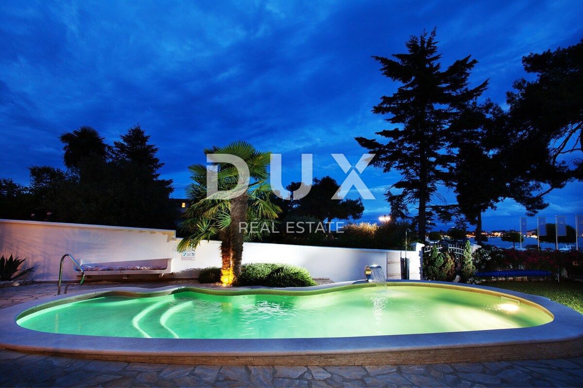 ISTRIA, UMAG - Villa unica con piscina, prima fila sul mare