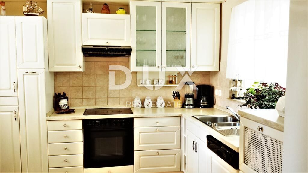 ISTRIA, UMAG - Villa unica con piscina, prima fila sul mare