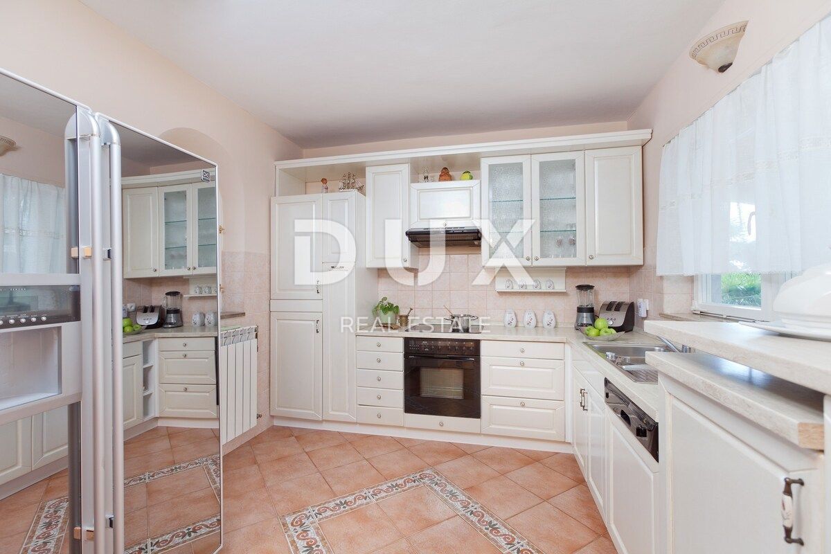 ISTRIA, UMAG - Villa unica con piscina, prima fila sul mare