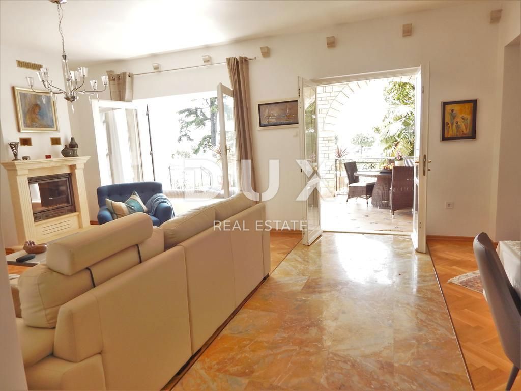 ISTRIA, UMAG - Villa unica con piscina, prima fila sul mare