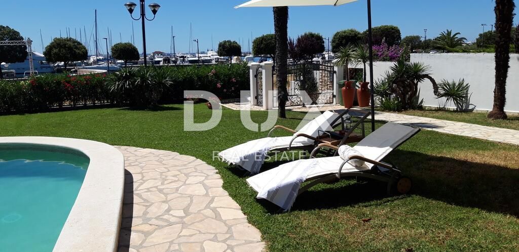 ISTRIA, UMAG - Villa unica con piscina, prima fila sul mare