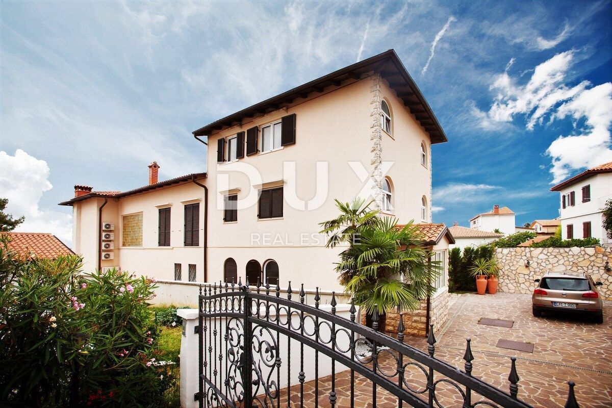 ISTRIA, UMAG - Villa unica con piscina, prima fila sul mare