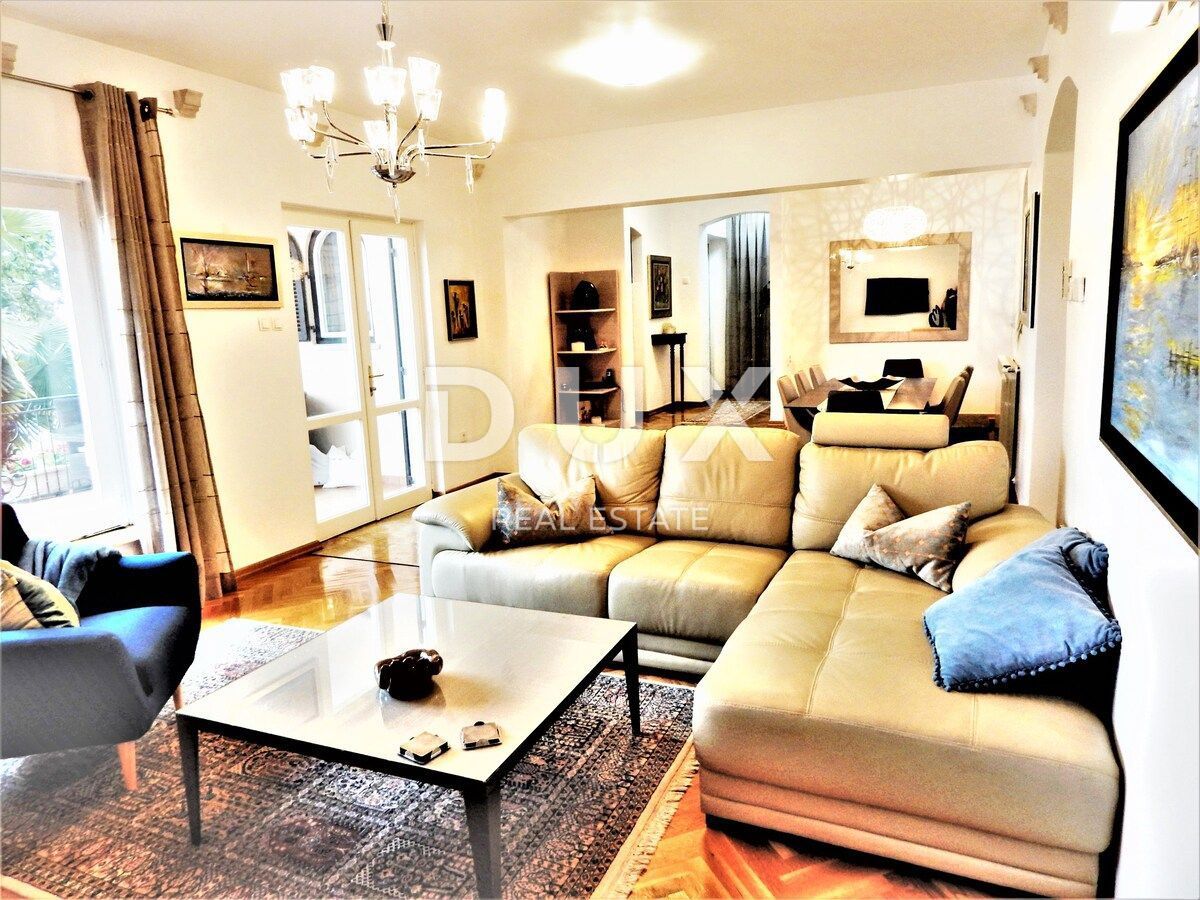 ISTRIA, UMAG - Villa unica con piscina, prima fila sul mare