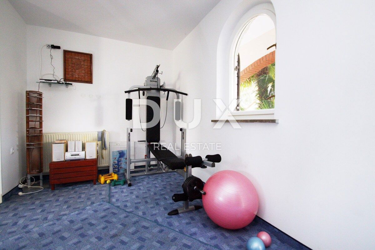 ISTRIA, UMAG - Villa unica con piscina, prima fila sul mare