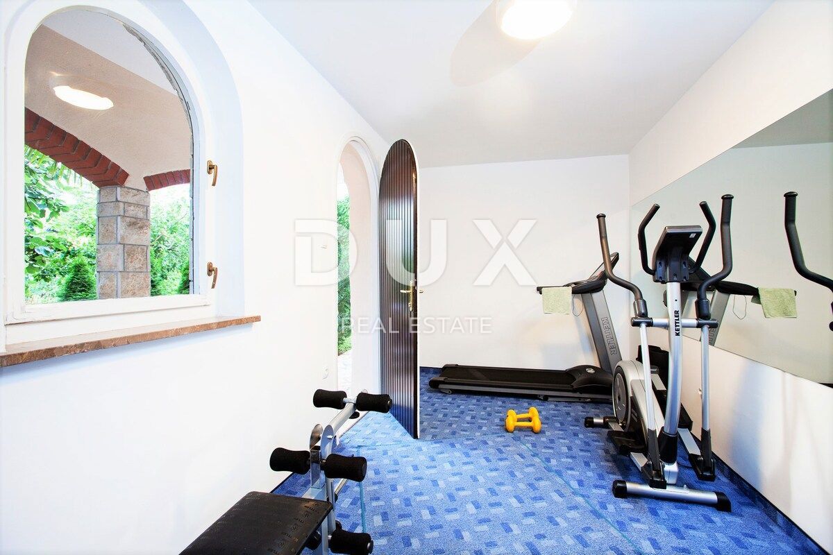 ISTRIA, UMAG - Villa unica con piscina, prima fila sul mare