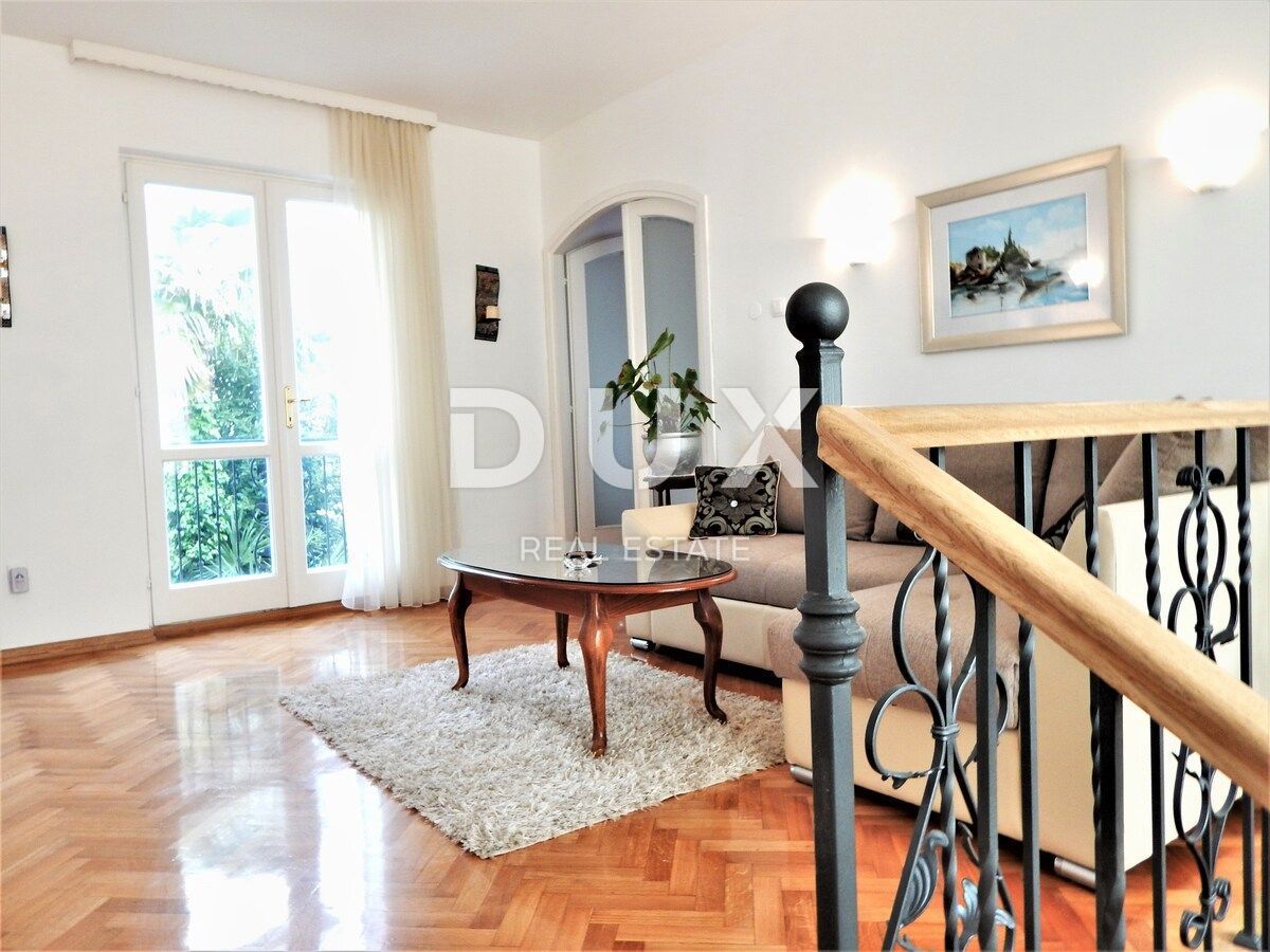 ISTRIA, UMAG - Villa unica con piscina, prima fila sul mare