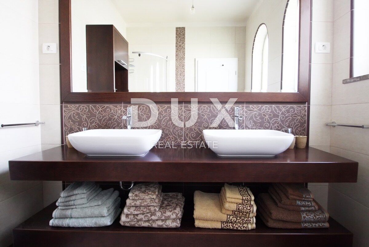 ISTRIA, UMAG - Villa unica con piscina, prima fila sul mare