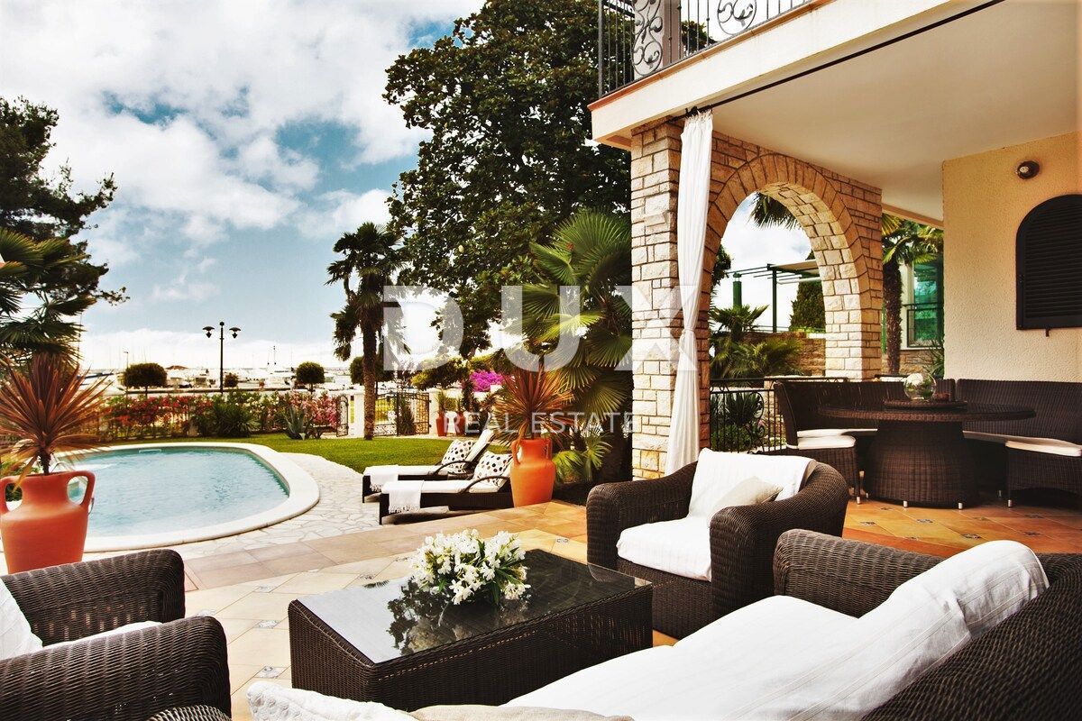 ISTRIA, UMAG - Villa unica con piscina, prima fila sul mare