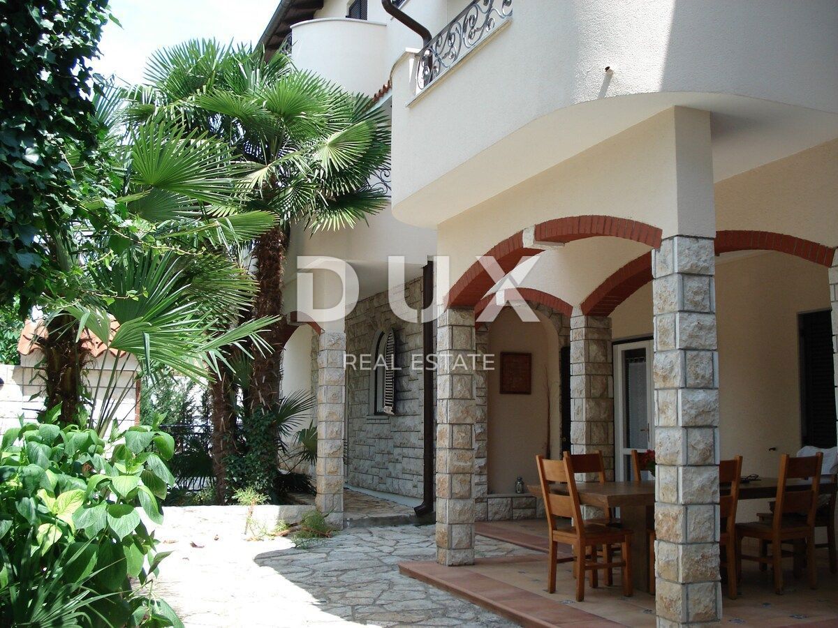 ISTRIA, UMAG - Villa unica con piscina, prima fila sul mare