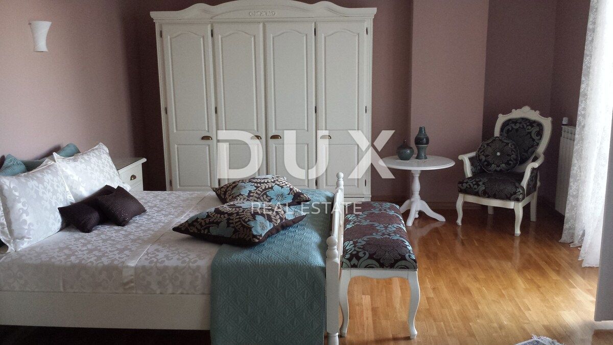 ISTRIA, UMAG - Villa unica con piscina, prima fila sul mare