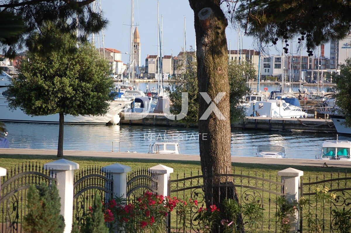 ISTRIA, UMAG - Villa unica con piscina, prima fila sul mare